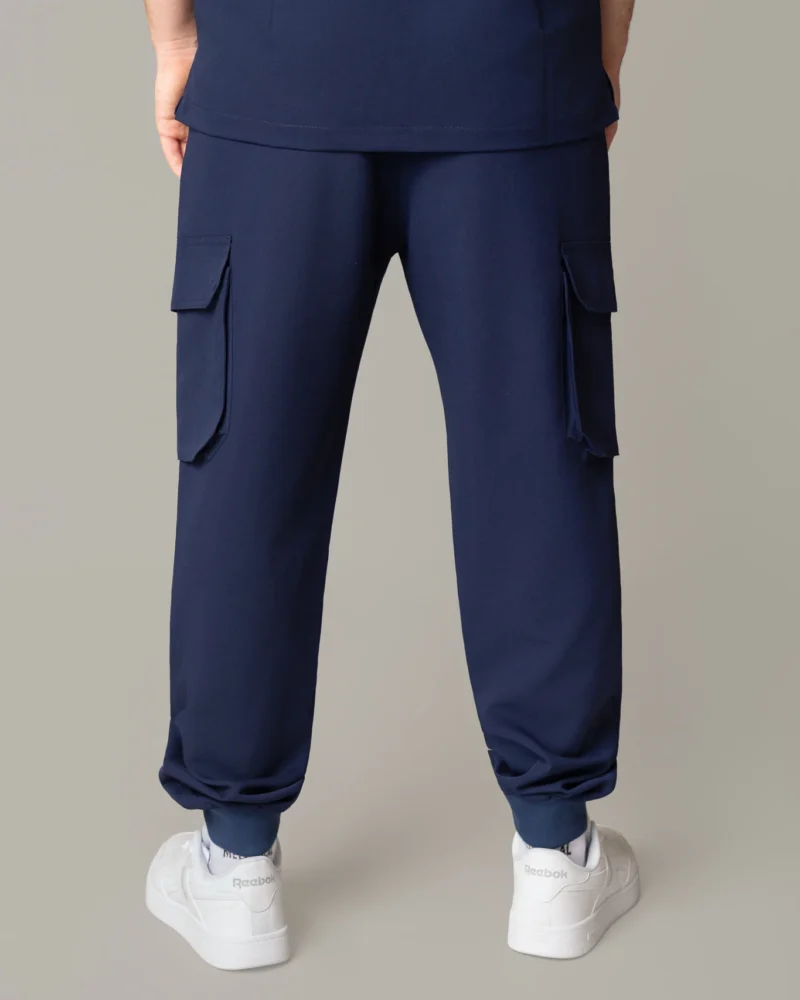 Granatowe spodnie medyczne – wygodne, trwałe i idealne do pracy w służbie zdrowia