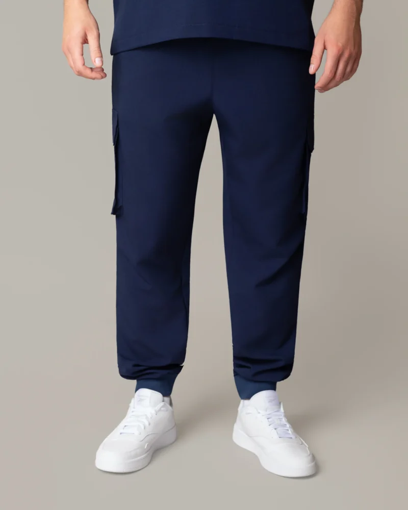 Granatowe spodnie medyczne – wygodne, trwałe i idealne do pracy w służbie zdrowia